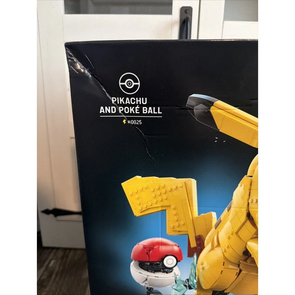 LEGO Pokemon Pikachu and Poke Ball 72152 Building Set Ships Same Day Box Damage